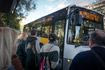 Μπαίνουν σε ένα λεωφορείο ο Θεοχάρης, ο Κουλκουδίνας και ο Άδωνις