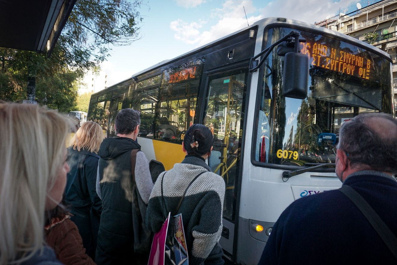 Μπαίνουν σε ένα λεωφορείο ο Θεοχάρης, ο Κουλκουδίνας και ο Άδωνις