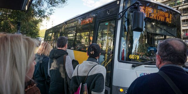 Μπαίνουν σε ένα λεωφορείο ο Θεοχάρης, ο Κουλκουδίνας και ο Άδωνις