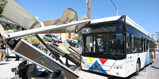 Λεωφορείο έπεσε σε στάση στη Θεσσαλονίκη