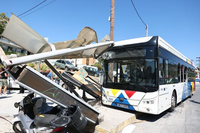 Λεωφορείο έπεσε σε στάση στη Θεσσαλονίκη