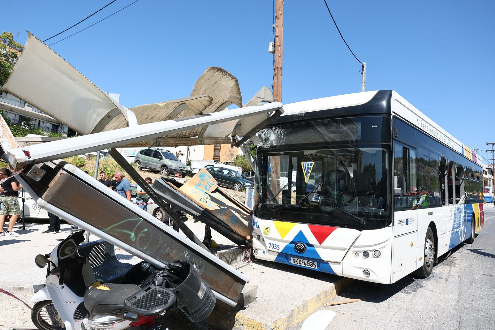 Θεσσαλονίκη: Πώς έγινε το τροχαίο με το λεωφορείο στη στάση - Χειρουργείο για 21χρονη
