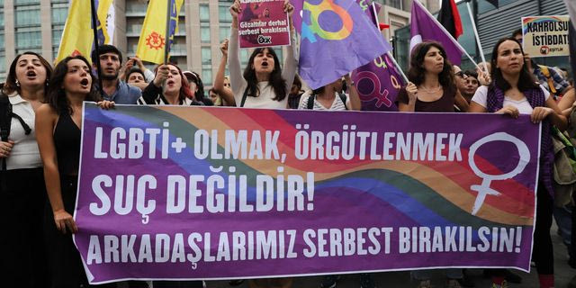 Ακτιβιστές της ΛΟΑΤΚΙ+ κοινότητας διαδηλώνουν έξω από το δικαστικό μέγαρο Τσαγκλαγιάν της Κωνσταντινούπολης