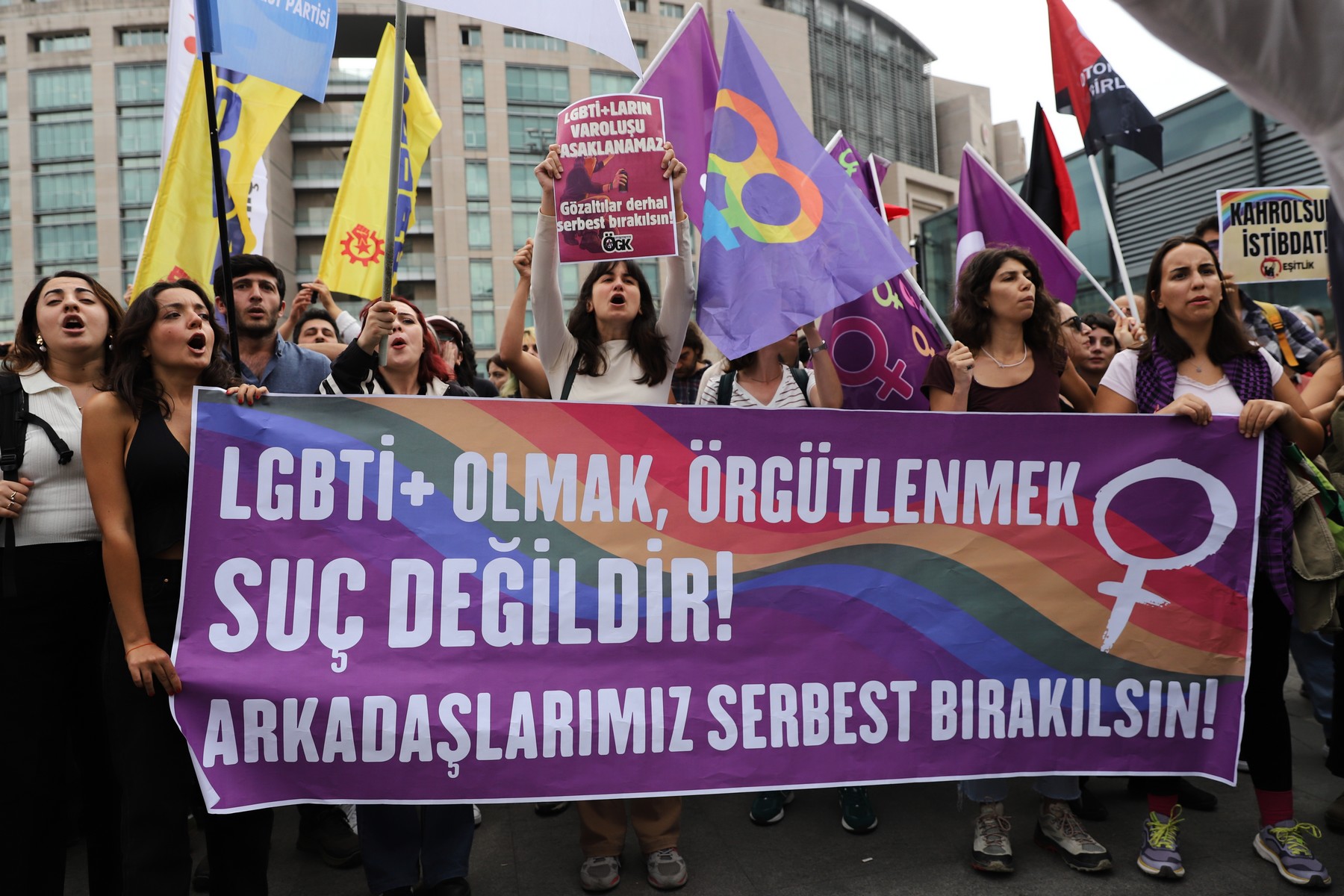 Τουρκία: Νέες συλλήψεις διαδηλωτών μετά τις εφόδους σε μπαρ και σπίτια ΛΟΑΤΚΙ+ ακτιβιστών