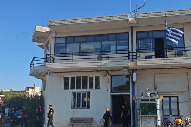 Επίθεση με μαχαίρι στο Αστυνομικό Τμήμα Μάνδρας – Απάντησαν με πυρά οι αστυνομικοί