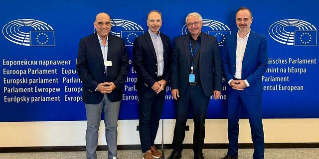 Μανιάτης: Περικοπές και αρνητικές τιμές ενέργειας απειλούν άμεσα τη βιωσιμότητα μικρομεσαίων έργων ΑΠΕ