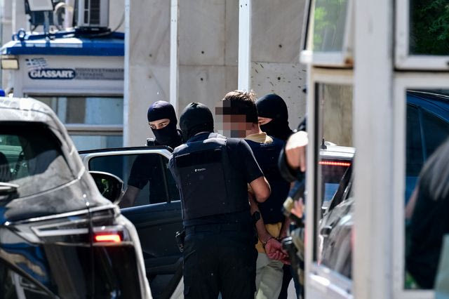 Συλληφθέντας που κατηγορείται για την εμπρηστική επίθεση στη Marfin οδηγείται στην ανακρίτρια