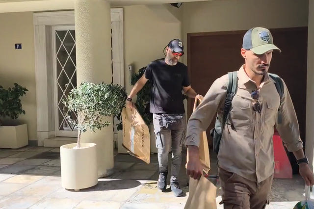 Γιώργος Μαζωνάκης: Πέντε φακέλους και σακούλες με στοιχεία πήραν από το ιατρείο στο Κολωνάκι οι αστυνομικοί