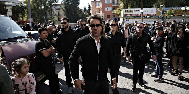 Ο Γιώργος Μαζωνάκης προσερχόμενος στην κηδεία του Παντελή Παντελίδη. Κάπου έμοιαζαν μεταξύ τους