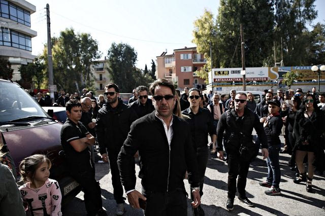 Ο Γιώργος Μαζωνάκης προσερχόμενος στην κηδεία του Παντελή Παντελίδη. Κάπου έμοιαζαν μεταξύ τους