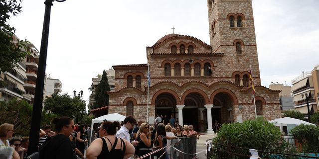 Θάνατος Μαζωνάκη: Πλήθος κόσμου στη Νίκαια για το λαϊκό προσκύνημα στο “παιδί της νύχτας”