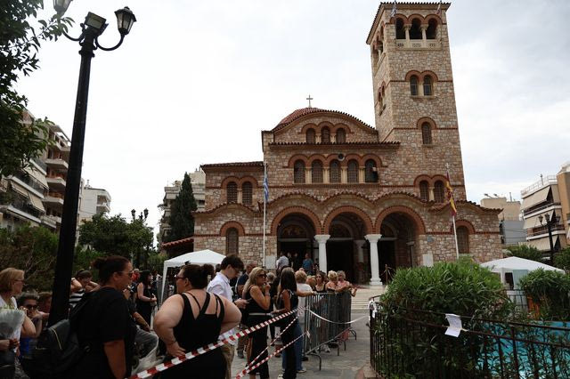 Θάνατος Μαζωνάκη: Πλήθος κόσμου στη Νίκαια για το λαϊκό προσκύνημα στο “παιδί της νύχτας”