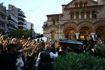 H στιγμή που η σορός του Γιώργου Μαζωνάκη φτάνει στην εκκλησία – Ο κόσμος φώναζε “αθάνατος”