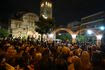 Τραγούδια και λουλούδια για τον Γιώργο Μαζωνάκη – Χιλιάδες στο λαϊκό προσκύνημα
