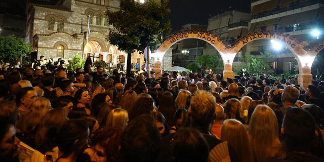 Τραγούδια και λουλούδια για τον Γιώργο Μαζωνάκη – Χιλιάδες στο λαϊκό προσκύνημα