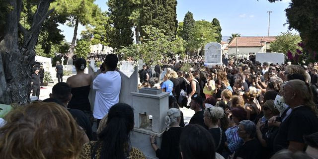 Χιλιάδες κόσμου στο Νεκροταφείο Νίκαιας για την ταφή του Γιώργου Μαζωνάκη