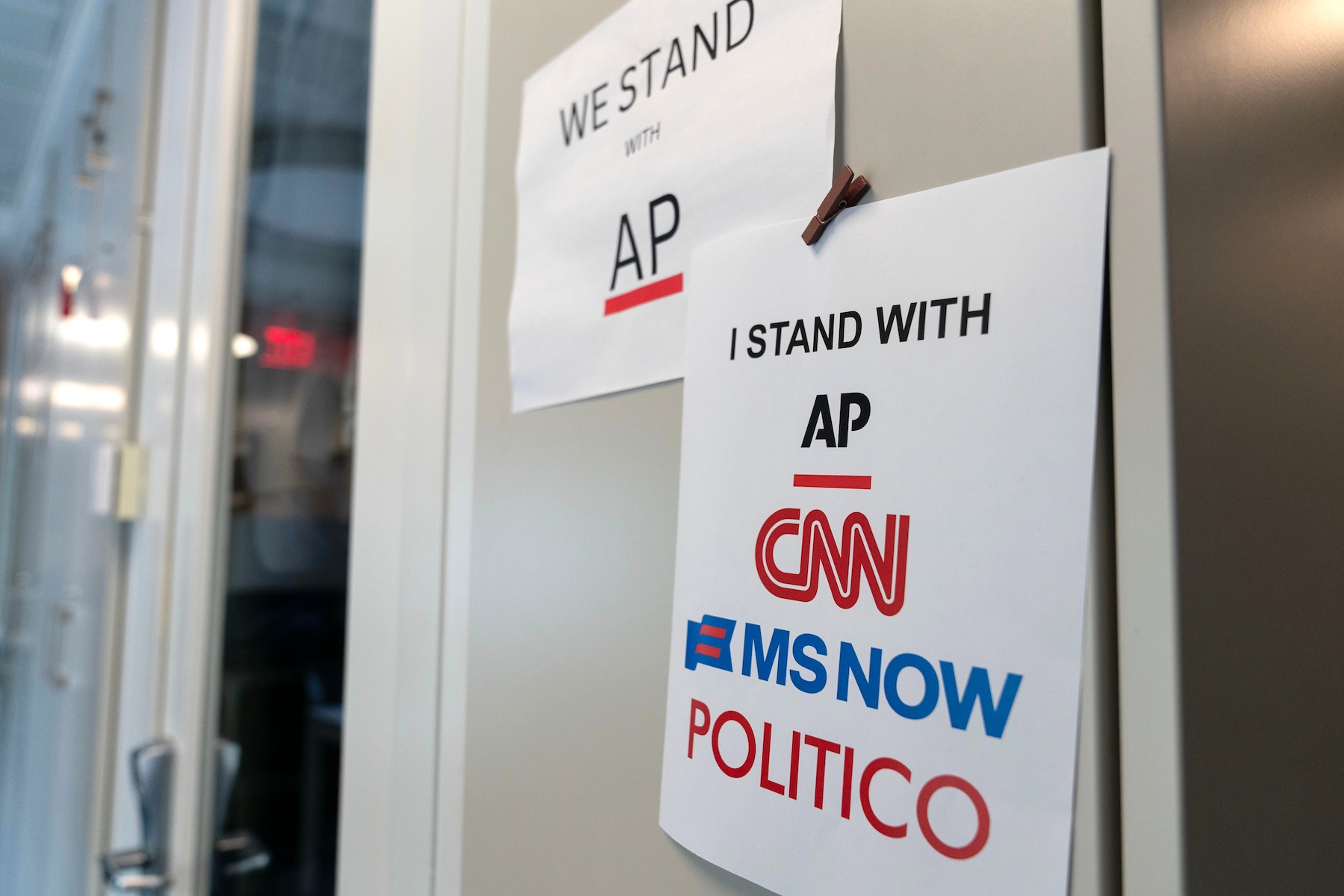 CNN, MS NOW και Politico προσφεύγουν ξανά στη δικαιοσύνη για το μπλόκο στον Λευκό Οίκο