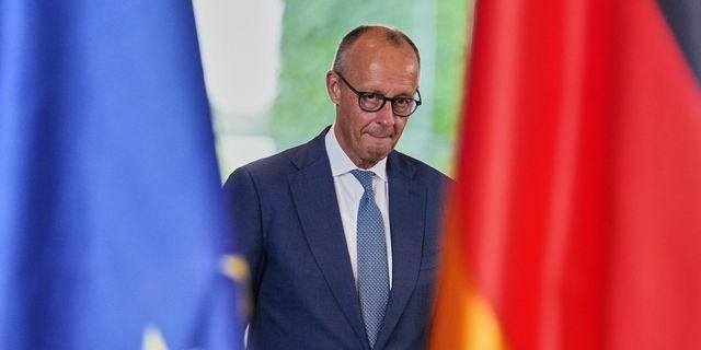 Μετά την ήττα στις εκλογές, ο Μερτς μετρά συμμάχους και αντοχές