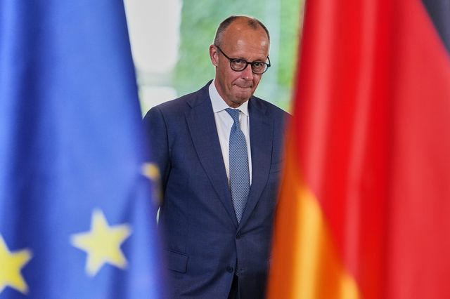 Μετά την ήττα στις εκλογές, ο Μερτς μετρά συμμάχους και αντοχές