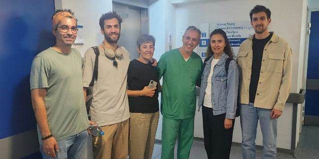 Ο γιατρός κ. Μίλκας με τις οικογένειες των Τούρκων ασθενών έξω από τη μονάδα Εμφραγμάτων του Νοσοκομείου Μυτιλήνης