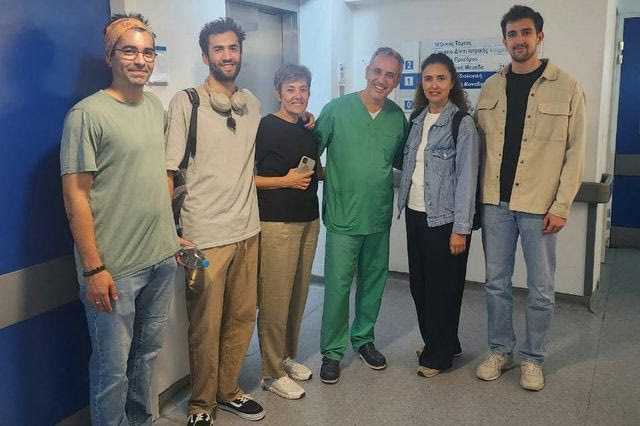 Ο γιατρός κ. Μίλκας με τις οικογένειες των Τούρκων ασθενών έξω από τη μονάδα Εμφραγμάτων του Νοσοκομείου Μυτιλήνης
