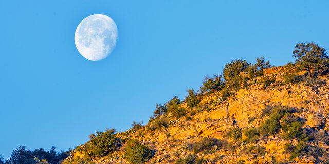 Γιατί αυτές τις ημέρες βλέπουμε το φεγγάρι την ημέρα
