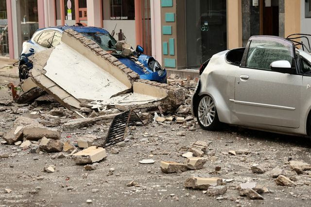 Ηράκλειο: Κατέρρευσαν μπαλκόνια σε δύο περιοχές λόγω βροχόπτωσης