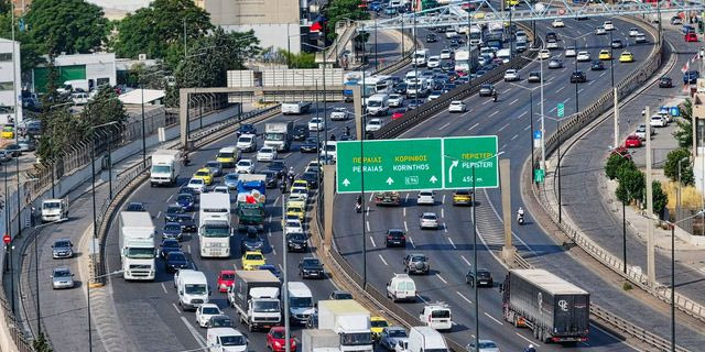 Κίνηση στους δρόμους: Στο “κόκκινο” Κηφισός και κέντρο, καθυστερήσεις 30′ στην Αττική Οδό