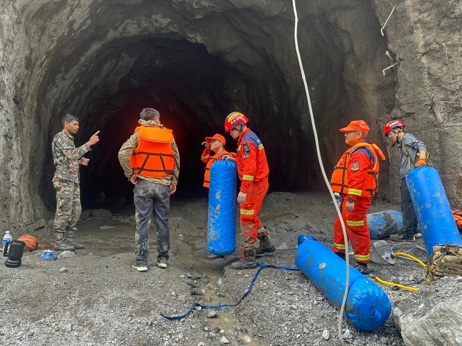 Νεπάλ: Μάχη με τον χρόνο για τους 600 εργάτες στις σήραγγες – Ξεπερνούν τους 1000 οι νεκροί