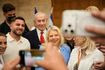 Πολίτες βγάζουν selfie με τον Νετανιάχου και τη σύζυγό του, Σάρα, κατά τη διάρκεια των εσωκομματικών εκλογών του Likud, ενόψει των βουλευτικών εκλογών του Οκτωβρίου