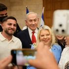 Πολίτες βγάζουν selfie με τον Νετανιάχου και τη σύζυγό του, Σάρα, κατά τη διάρκεια των εσωκομματικών εκλογών του Likud, ενόψει των βουλευτικών εκλογών του Οκτωβρίου