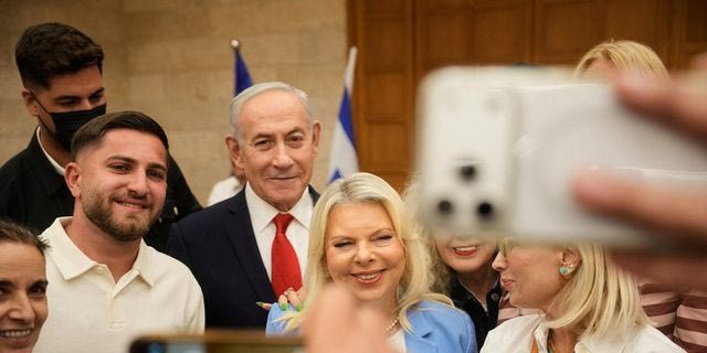 Πολίτες βγάζουν selfie με τον Νετανιάχου και τη σύζυγό του, Σάρα, κατά τη διάρκεια των εσωκομματικών εκλογών του Likud, ενόψει των βουλευτικών εκλογών του Οκτωβρίου