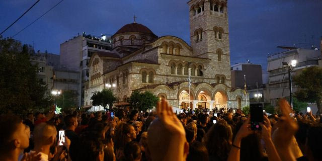 Στην αγρυπνία για τον Γιώργο Μαζωνάκη η Φαίη Σκορδά – “Καλό ταξίδι αγαπημένε μας”