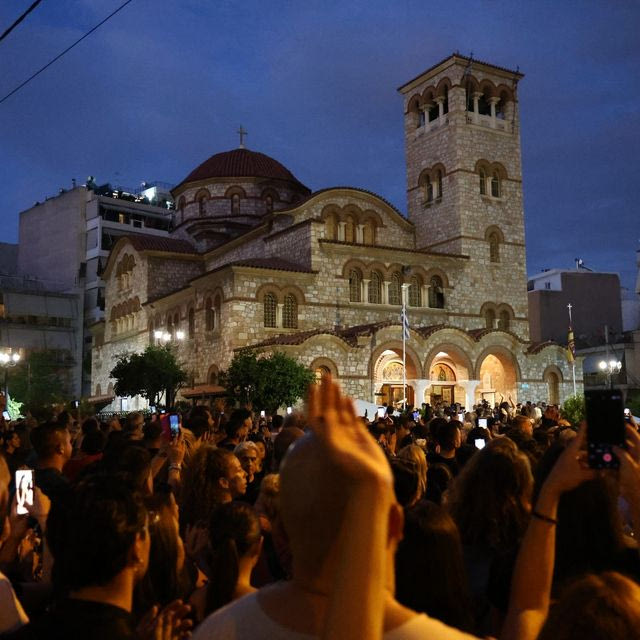 Στην αγρυπνία για τον Γιώργο Μαζωνάκη η Φαίη Σκορδά – “Καλό ταξίδι αγαπημένε μας”