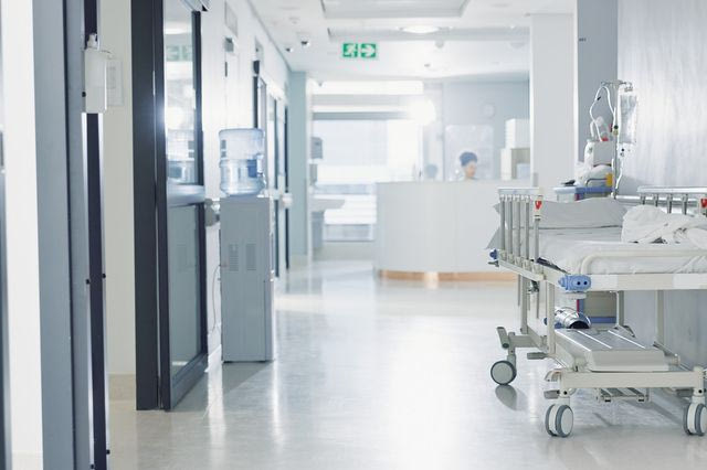 Θρήνος στην Ηλιούπολη: Κατέληξε η διευθύντρια που έπαθε ανακοπή έξω από σχολείο