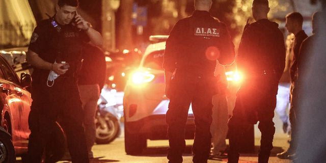 Νίκαια: Έληξε η ομηρία μετά από επέμβαση της Αστυνομίας στο σπίτι – Η στιγμή της εξόδου