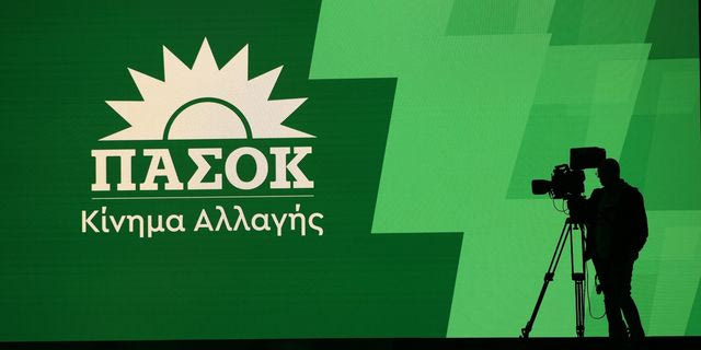 ΠΑΣΟΚ κατά Μαρινάκη: Ο πνιγμένος από τα μαλλιά του πιάνεται