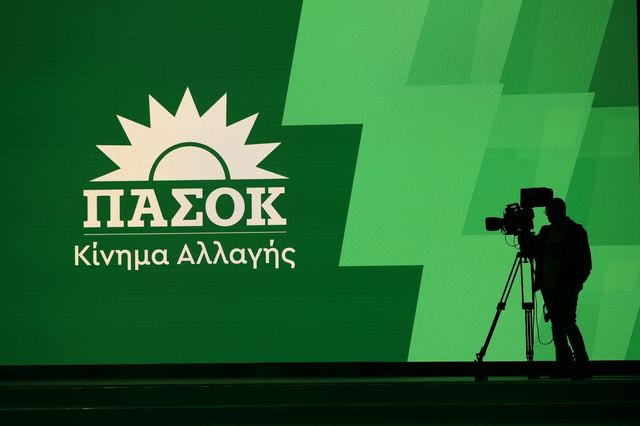 ΠΑΣΟΚ κατά Μαρινάκη: Ο πνιγμένος από τα μαλλιά του πιάνεται