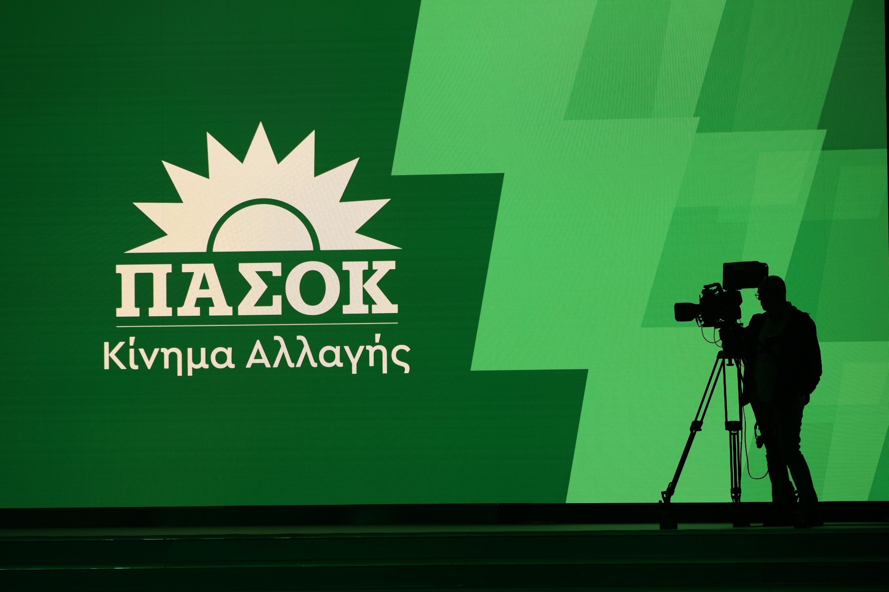 ΠΑΣΟΚ: “Ο Μητσοτάκης άδειασε τον Μαρινάκη για να μην αδειάσει τον εαυτό του”