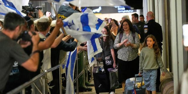 Ο  Νετανιάχου συναντήθηκε με επιβάτες της πτήσης της Flydubai