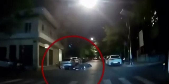Πατίνι κινείται ανάποδα και συγκρούεται με μηχανή σε διασταύρωση – Βίντεο ντοκουμέντο