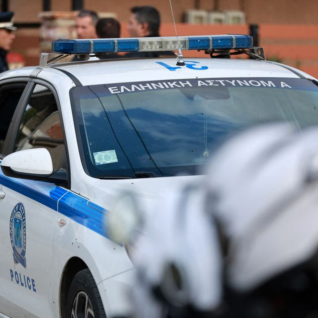 Γλυφάδα: Αξιωματικός του Πολεμικού Ναυτικού έβαλε φωτιά σε σπίτι και αυτοκίνητα δύο πρώην του