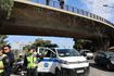 Τροχαίο στην Λ. Βουλιαγμένης: Φορτηγό που μετέφερε σκαπτικό μηχάνημα προσέκρουσε σε γέφυρα