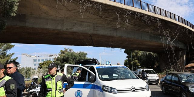Τροχαίο στην Λ. Βουλιαγμένης: Φορτηγό που μετέφερε σκαπτικό μηχάνημα προσέκρουσε σε γέφυρα