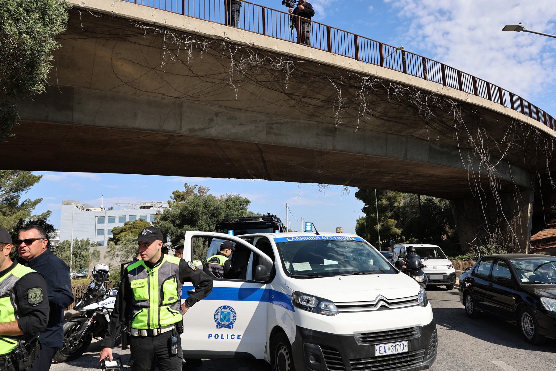 Τροχαίο στην Λ. Βουλιαγμένης: Φορτηγό που μετέφερε σκαπτικό μηχάνημα προσέκρουσε σε γέφυρα