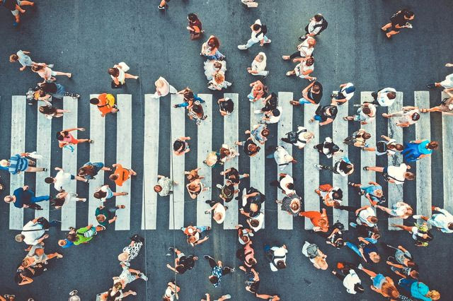 Γιατί στρίβουμε αριστερά όταν περπατάμε – Το μυστήριο που οι επιστήμονες ακόμη δεν έχουν λύσει