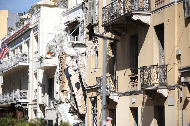 Έκρηξη στην Πλάκα: Τα σενάρια που εξετάζουν οι αρχές – Αγωνία για τους αγνοούμενους