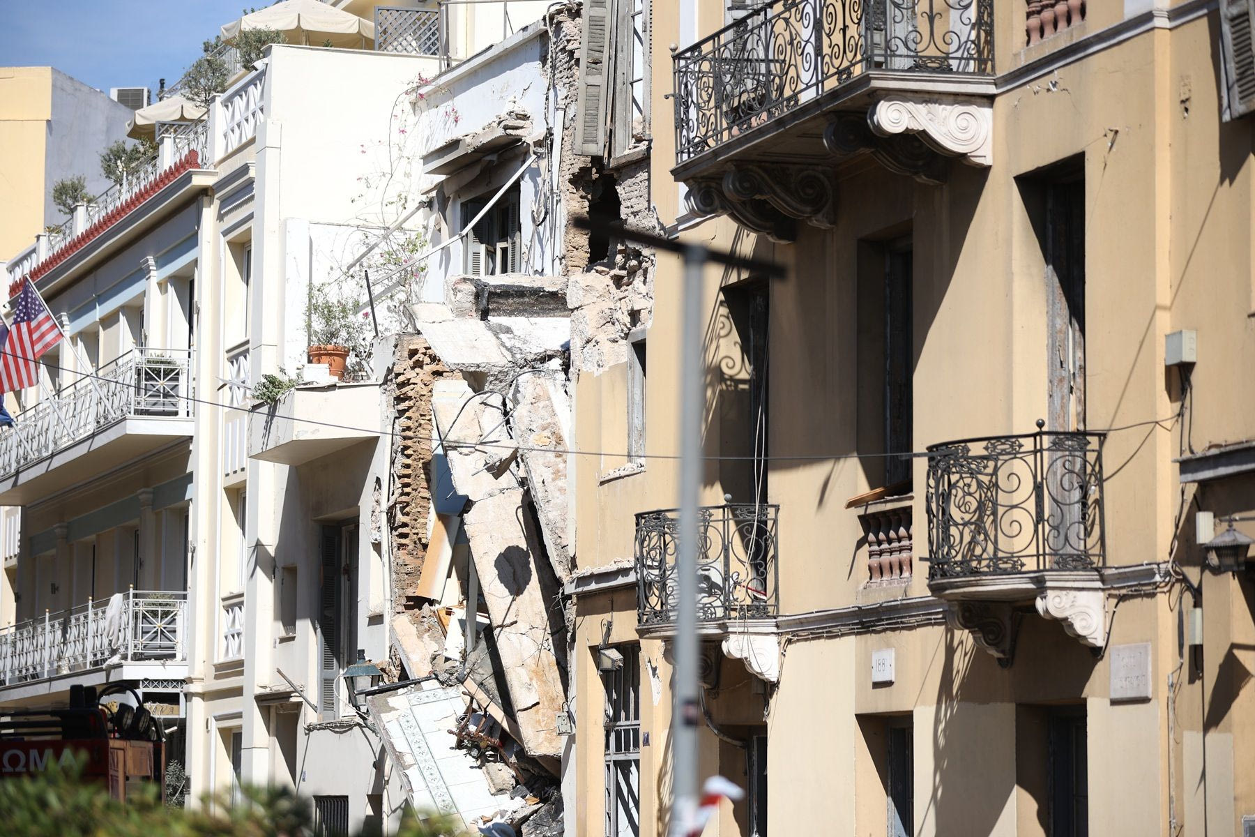Έκρηξη στην Πλάκα: Τα σενάρια που εξετάζουν οι αρχές - Αγωνία για τους αγνοούμενους