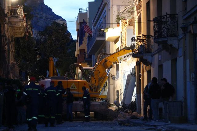 Έκρηξη στην Πλάκα: Νεκρή εντοπίστηκε μια γυναίκα – Αγωνία για τους άλλους 5