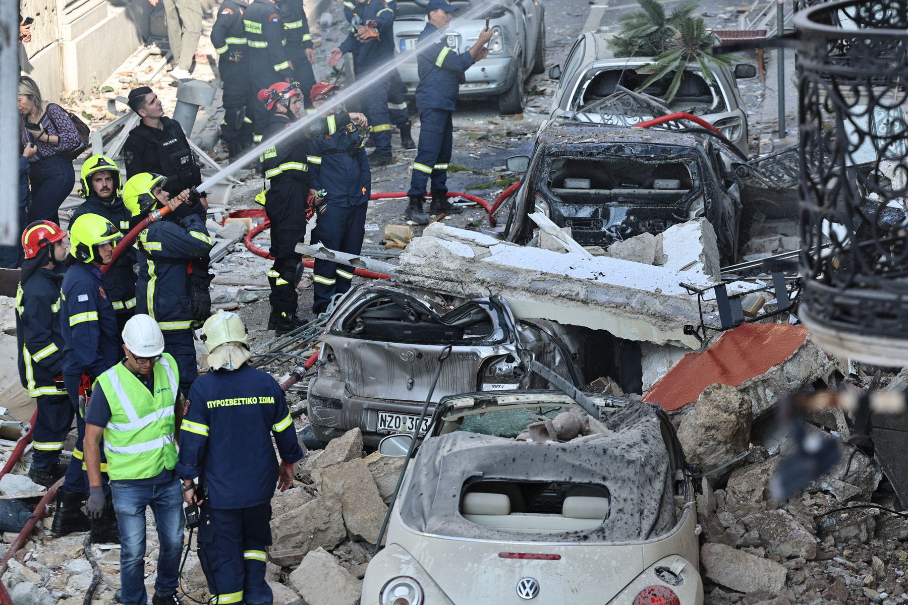 Έκρηξη στην Πλάκα: Ψάχνουν με μικροκάμερες στα συντρίμμια - Αγωνία για δύο ηλικιωμένους